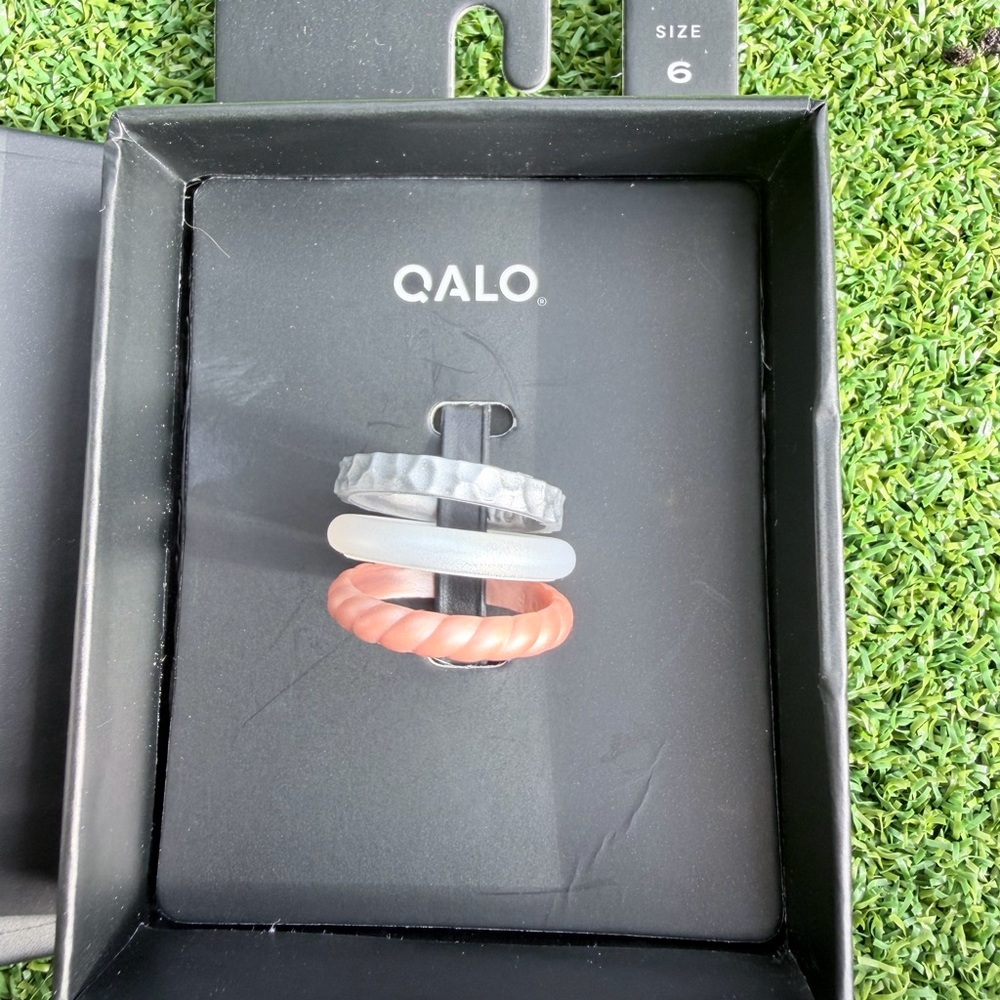 Qalo Women's Metallic 3 Stack Silicone Ring Set - Gray, Pearl, Pink